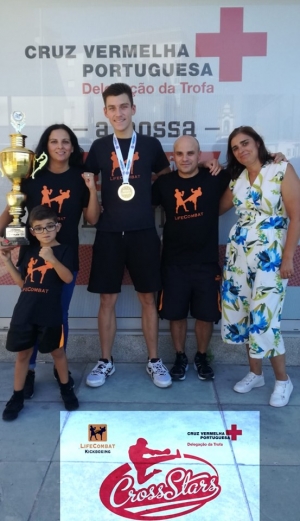 Artur com a taça e medalha acompanhado pelos treinadores Nádia Barbosa e Luís Ferreira e pela Dr.ª Luísa Reis, da CVP Trofa